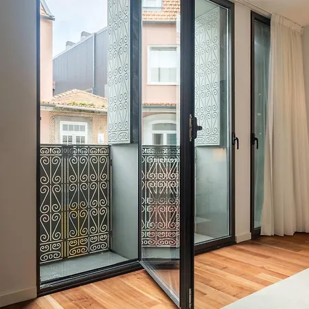 Liiiving In - The Prestige A Apartment *