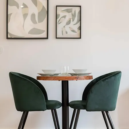 Liiiving In - The Prestige 1f Apartment *