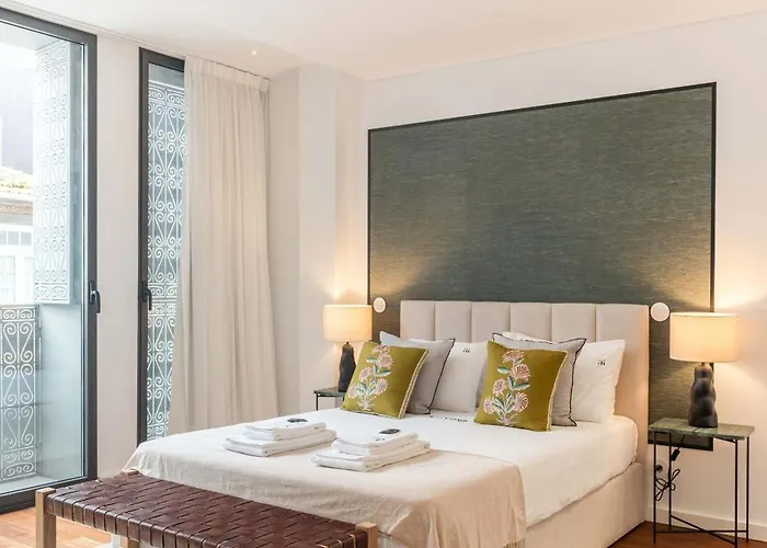 Liiiving In - The Prestige A Apartment *