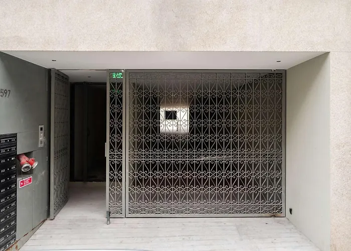 Liiiving In - The Prestige A Apartment *